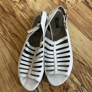 Array white leather sandal Women's size 10N Strappy White Sandals